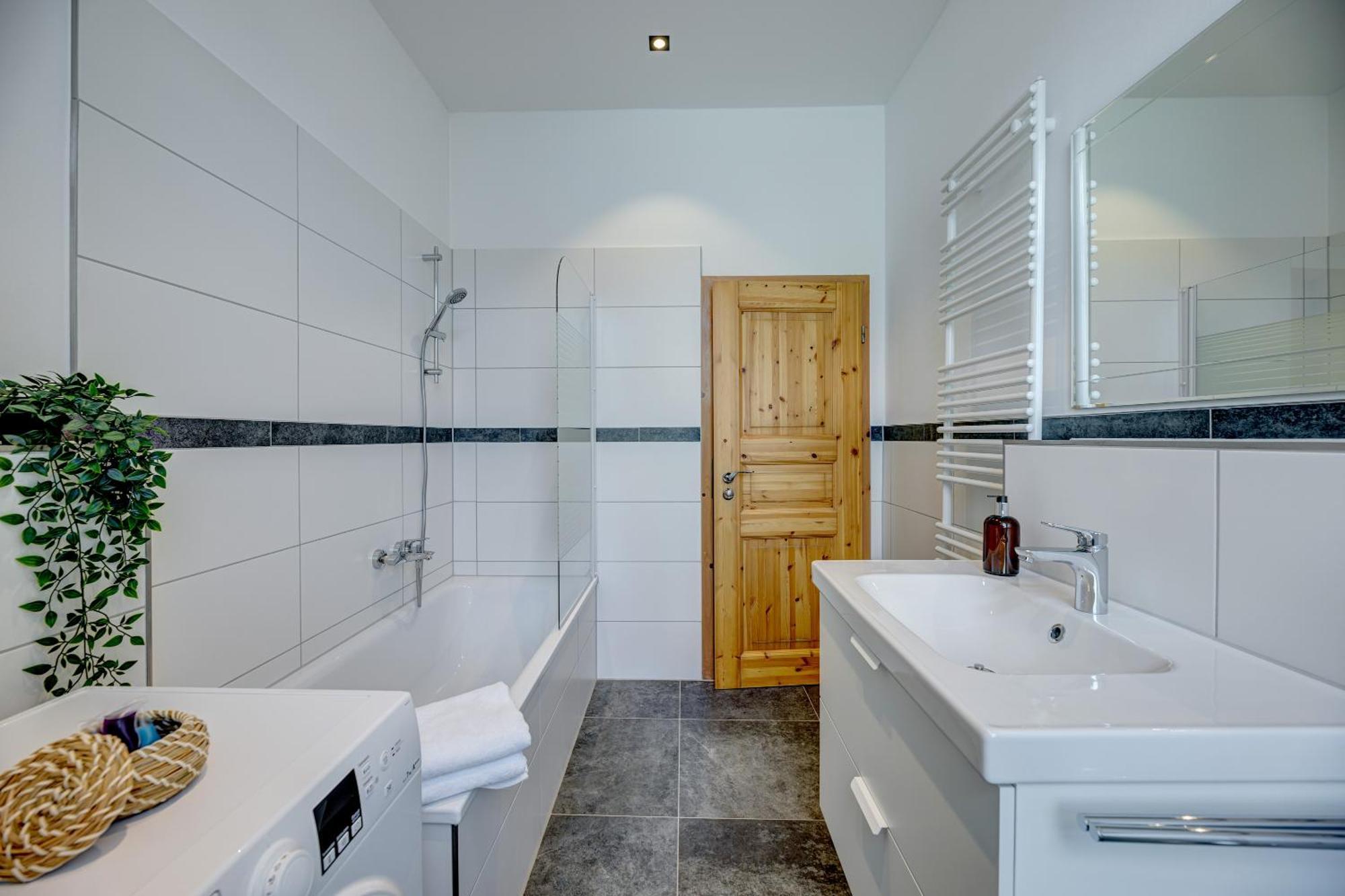 Kaza Guesthouse, Centrally Located 2 & 3 Bedroom Apartments In Augsburg Zewnętrze zdjęcie